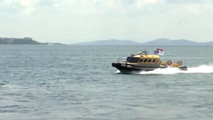 Vatandaşlar sıcak havanın keyfini denize girerek çıkardı