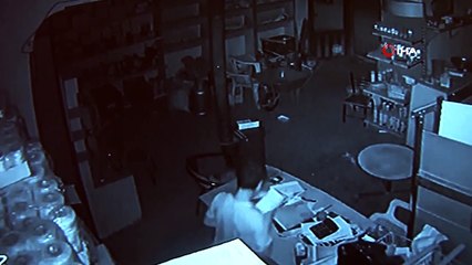 Camı kırıp girdiği iş yerini soydu... O anlar kameraya yansıdı