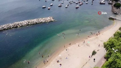 Sıcaktan bunalan vatandaşlar kendilerini Caddebostan Plajı'na attı