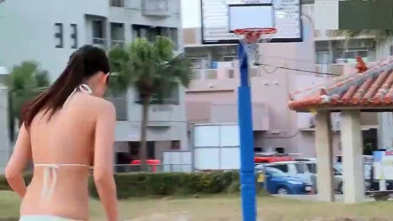 Sexxxy  ! Beautiful women wear bikinis to play basketball.