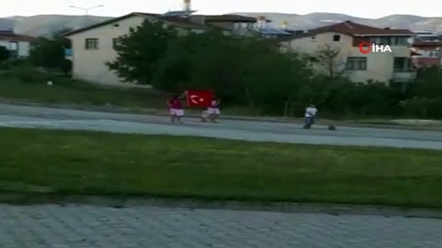 Tokatlı miniklerden duygulandıran görüntüler...Taşıdıkları Türk Bayrağı ile 'Şehitler ölmez, vatan bölünmez' sloganı attılar