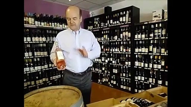 Les Héros de la Vigne - Jean Guizard nous présente une bouteille de la cuvée Folie D'oc