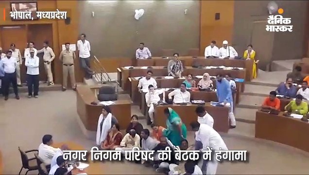 भारी हंगामें की बीच महापौर आलोक शर्मा ने पेश किया करीब 2900 करोड़ रुपए का बजट