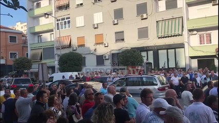 Rama në Durrës për fushatë, një grup demokratësh e presin me protesta