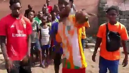 Fantastique ! Ces jeunes rappeurs soutiennent les éléphants avec ce superbe son !