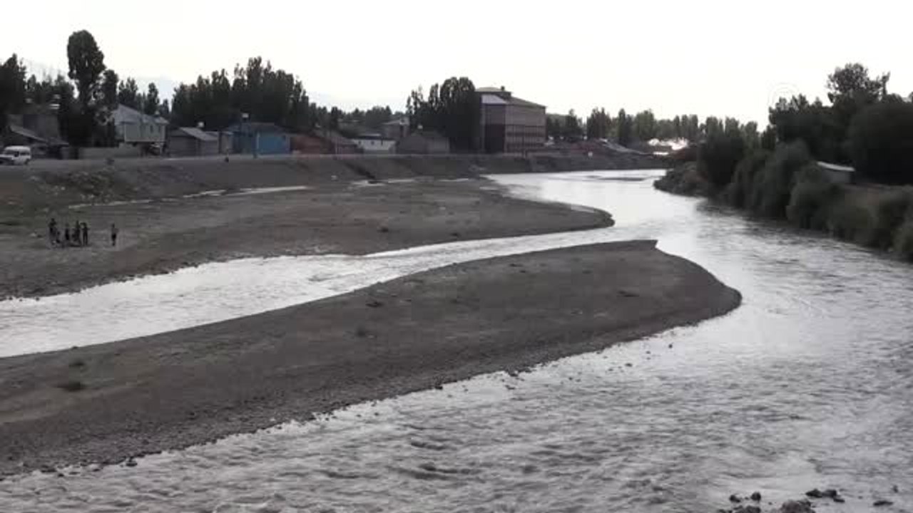 Sıcaklardan bunalan çocuklar soluğu nehir ve derelerde aldı