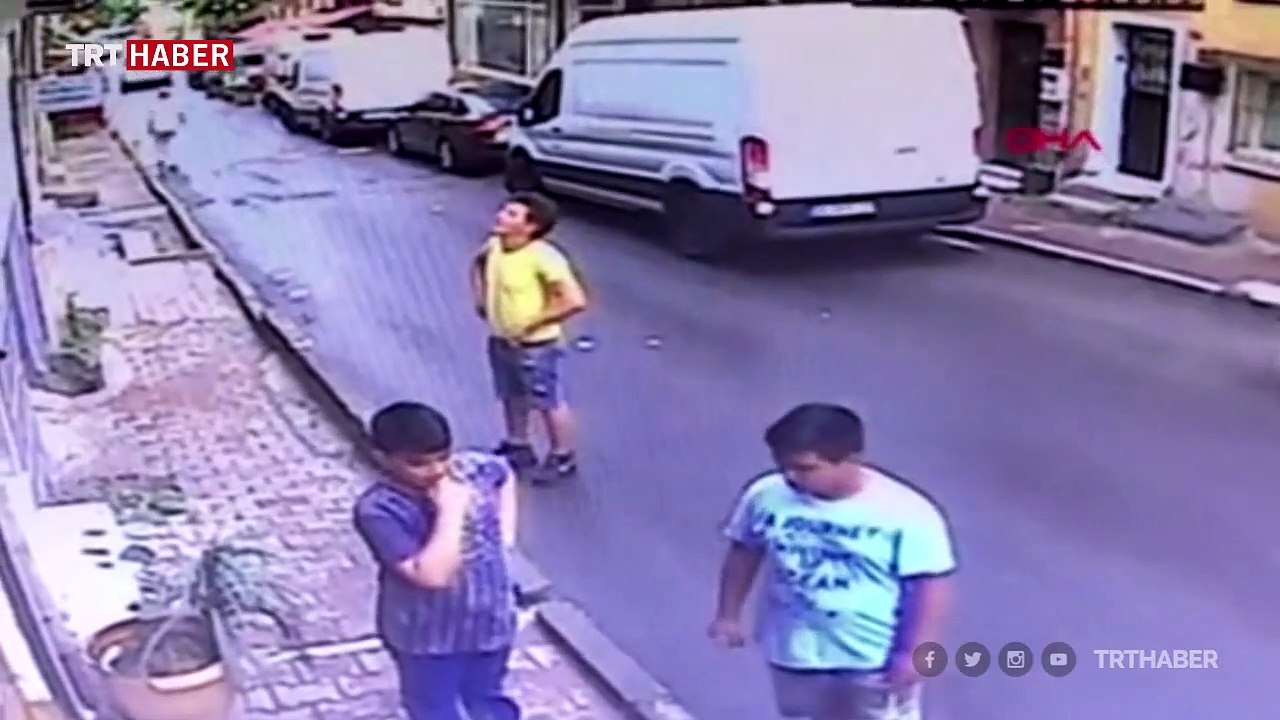 İkinci kattan düşen bebeği havada yakaladı