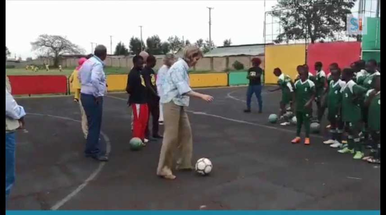 La reine Mathilde joue au foot avec les petits Kenyans