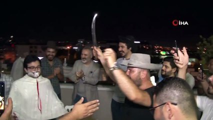 Evlenmeden canından bezdirdiler...Ağzında emzik, bir elinde merdane, diğerinde çalı süpürgesi