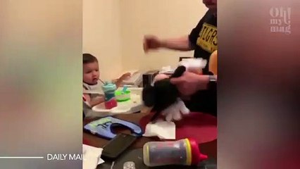 La horrible técnica de estos padres que golpean los animales de peluche de sus hijos para que coman