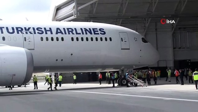 THY'nin 'rüya uçak' olarak adlandırılan ilk Boeing 787-9 Dreamliner tipi uçağı İstanbul Havalimanı'na iniyor.