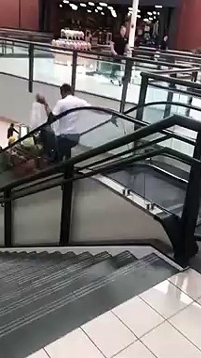 Un agent de sécurité tombe dans les escaliers en poursuivant un voleur !