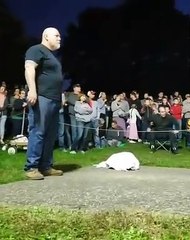 Le gros fail d'un homme qui porte une pierre pendant un concours !