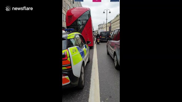 Cyclist slaloms through completely gridlocked traffic in central London