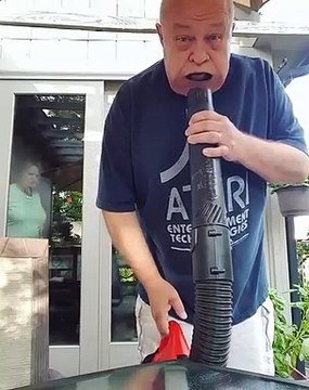 La drôle réaction de cette femme en voyant son mari jouer avec souffleur de feuilles