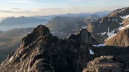 Il étend son linge.. en haut d'une montagne !