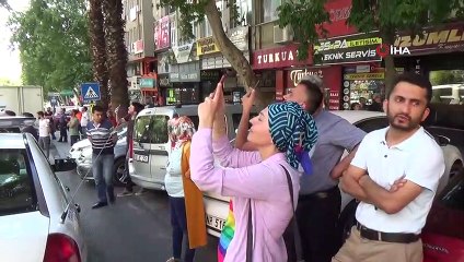 Ev sahibi anahtarı alınca jiletle intihara kalkıştı, vatandaşlar sosyal medyada canlı yayın yapma yarışına girdi