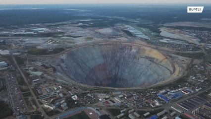 Peer over the edge of GINORMOUS open pit diamond mine