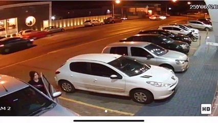 Vídeo: carro capota após batida na Rua São Paulo