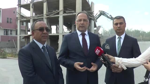 Başkentteki kaçak bina belediye ekiplerince yıkıldı