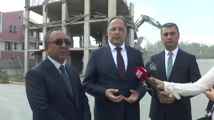 Başkentteki kaçak bina belediye ekiplerince yıkıldı