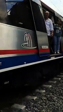 Marmaray arızalandı, vatandaşlar raylardan yürüdü