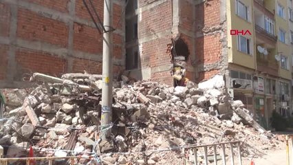 TEKİRDAĞ İş makinesinin hasar verdiği bina çökme tehlikesine karşı boşaltıldı