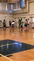 Un jeune basketteur se joue de Marcus Smart