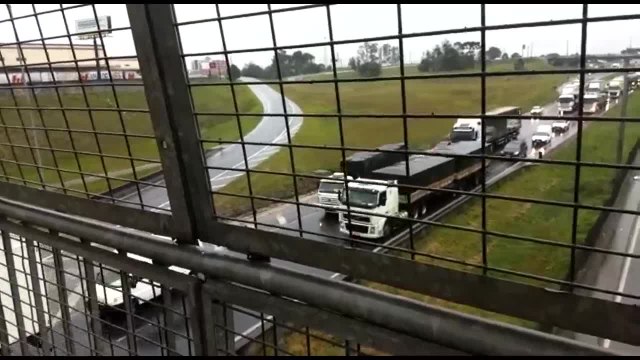 Trânsito no Contorno Sul é complicado após acidente com 14 feridos entre caminhão e ônibus