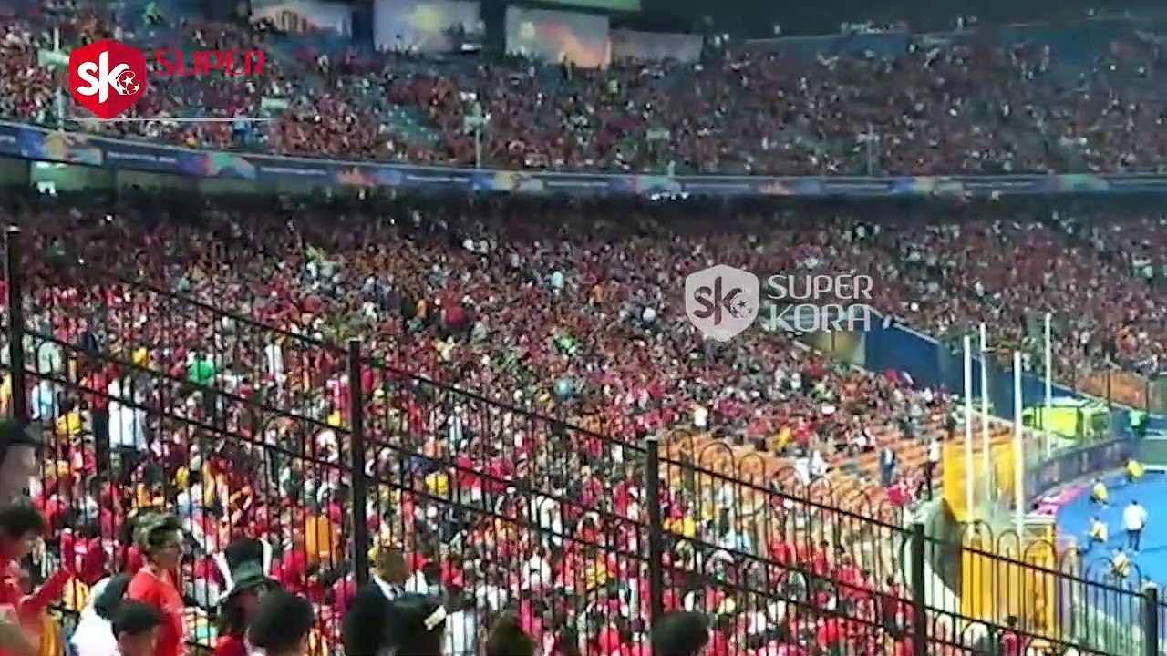 الجماهير تشعل مدرجات استاد القاهرة أثناء لقاء أوغندا وزيمبابوى