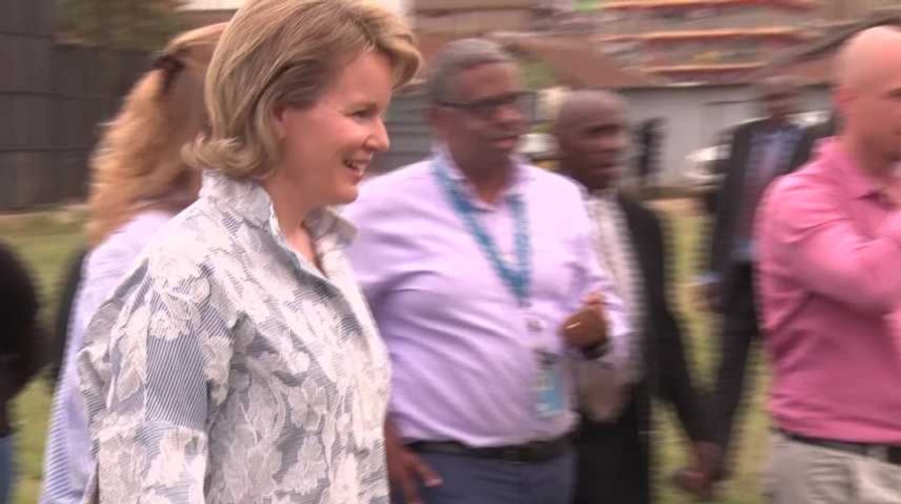 La reine Mathilde joue au football au Kenya