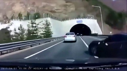 Un conducteur détruit sa Ferrari 488 GTB en doublant n'importe comment