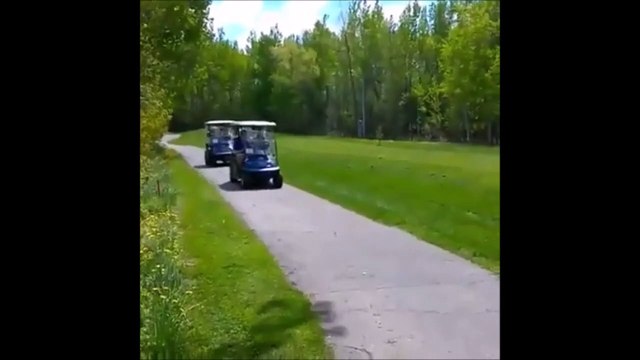Il met un grand coup de frein en voiturette de golf pour faire une blague à son ami... Douloureux