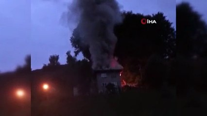 Çatıda çıkan yangın evi kullanılmaz hale getirdi