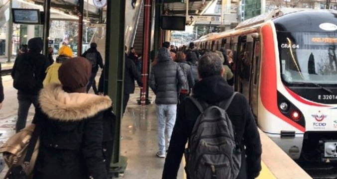 Başörtülü kadına metroda çirkin saldırı! Olay cep telefonu kamerasına yansıdı