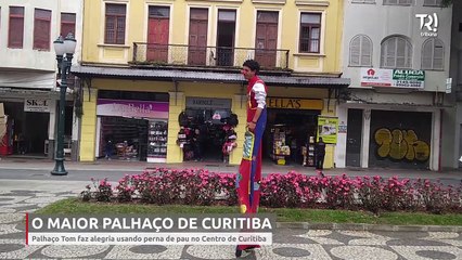 Conheça Tom, o palhaço que anda de perna de pau