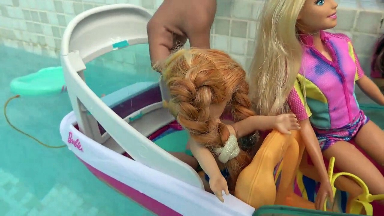 Elsa and Anna toddlers boat trip with Barbie and Skipper, playing with dolphins and fun!