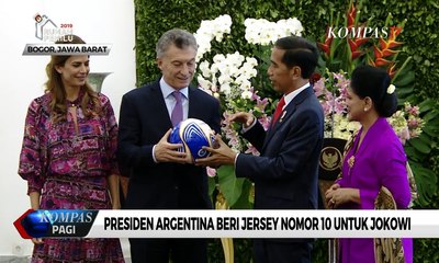 Diberikan Jersey oleh Presiden Argentina, Jokowi Balas Hadiahkan Bola