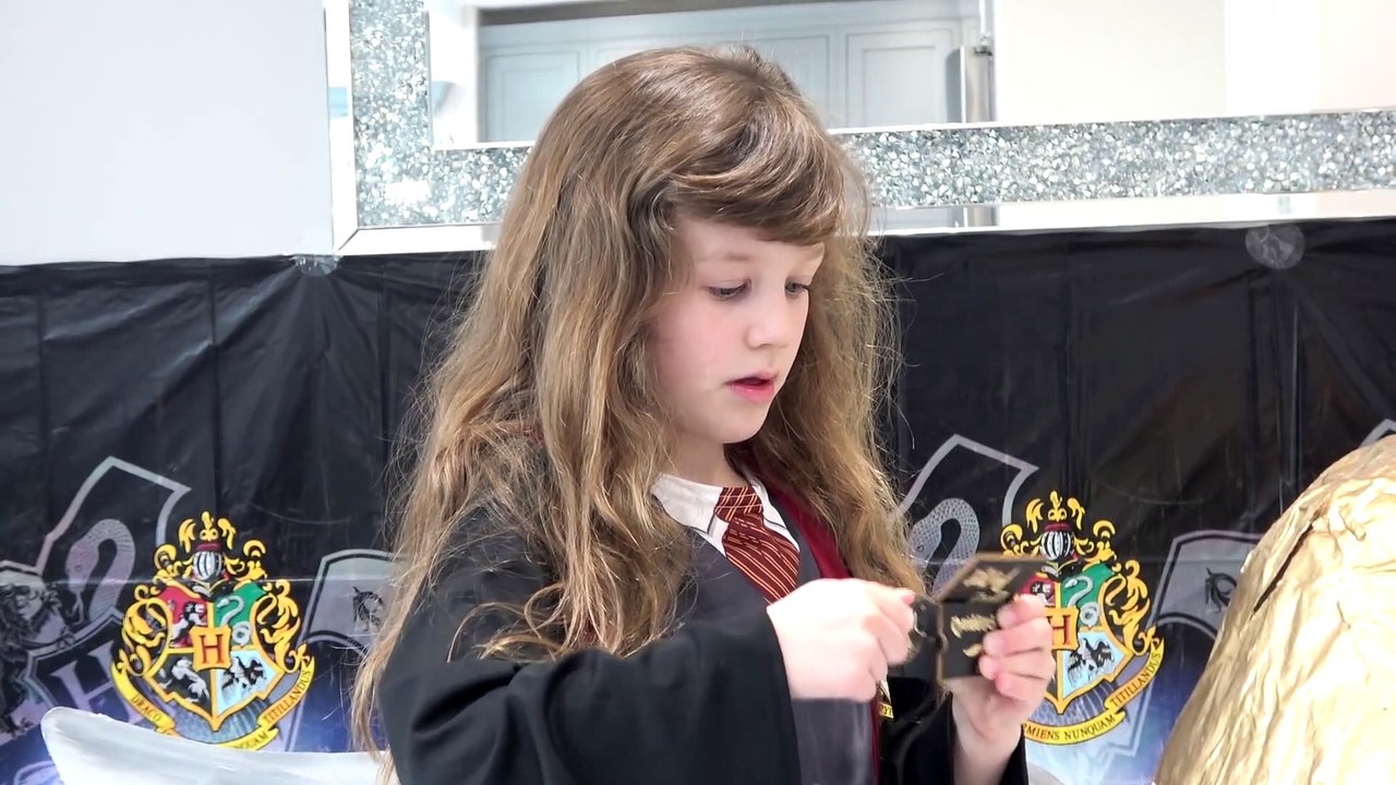 Sophia e Isabella Brincando  de  Harry Potter e Mostrando seus Brinquedos do Harry Potter