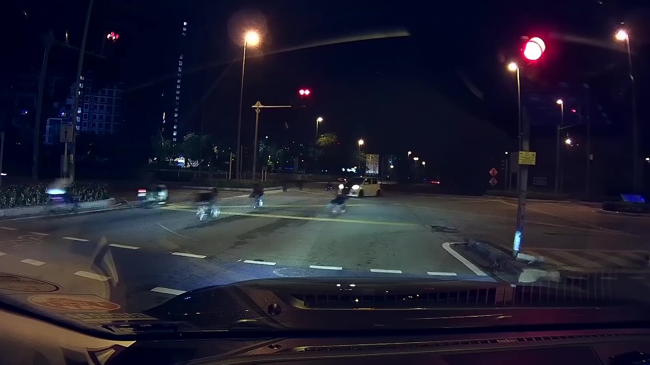 Des enfants passent un feu rouge à vélo à toute vitesse et manquent de peu de se faire écraser