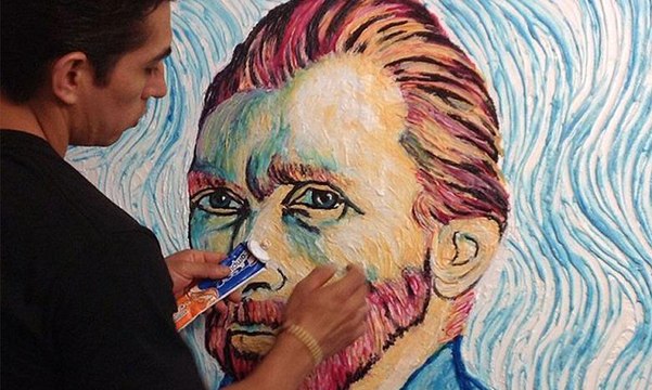 فنان يستخدم معجون الأسنان لرسم لوحاته... ومواد أخرى لن تتوقعوها!