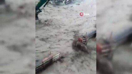 Selde hayatını kaybeden yaşlı adam böyle sürüklenmiş