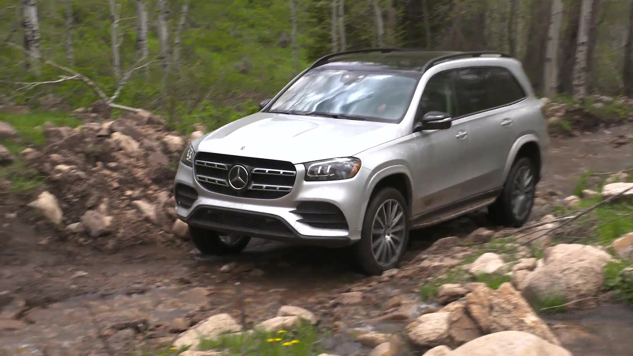 Mercedes-Benz GLS 580 4MATIC in Irridium silver Driving Video