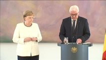 Regresan los temblores de Merkel durante un acto oficial