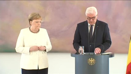 Regresan los temblores de Merkel durante un acto oficial