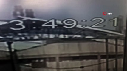 Rüzgar çatıdaki ustayı böyle uçurdu, korku dolu anlar kamerada