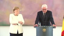 Merkel yine korkuttu… Haftalar sonra yine titreme krizine girdi