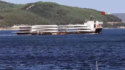 58 metre ve 15 ton ağırlığındaki rüzgar türbini kanatları 262 metrelik gemiyle taşındı