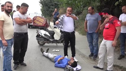 YARALI MOTOSİKLET SÜRÜCÜSÜNÜ GÜNEŞTEN BÖYLE KORUDU