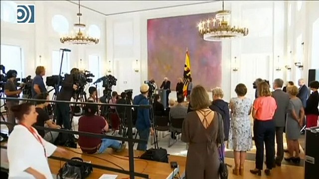 Regresan los temblores de Angela Merkel durante un acto oficial